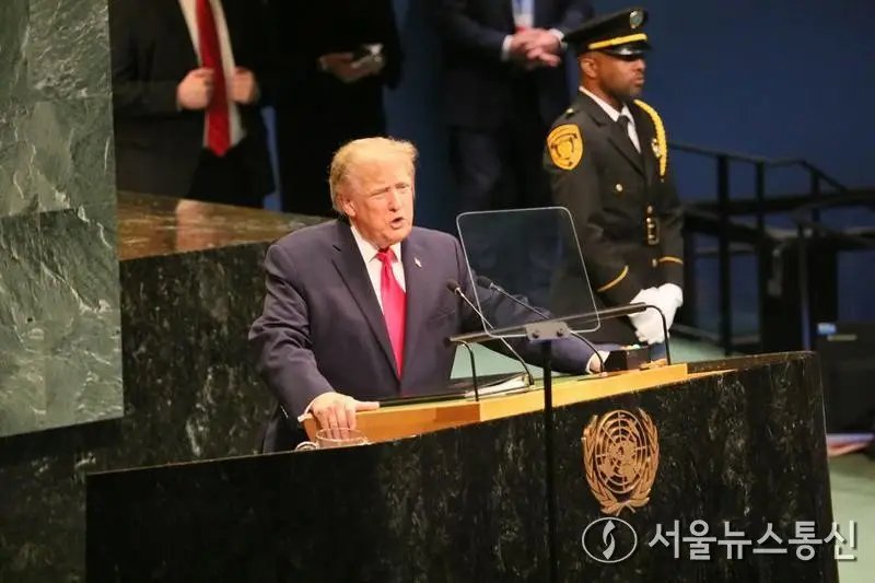 트럼프, AI 국제 규제 일축… "산업혁명보다 큰 성장의 싹 꺾지 않을 것"