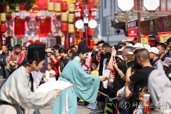 [경제] 하루 3억 명이 움직인다…中 국경절 연휴 소비 시장 들썩, 이구환신 매출 4조원 육박