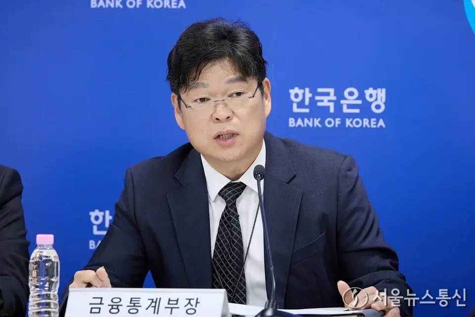 발언하는 유성욱 금융통계부장