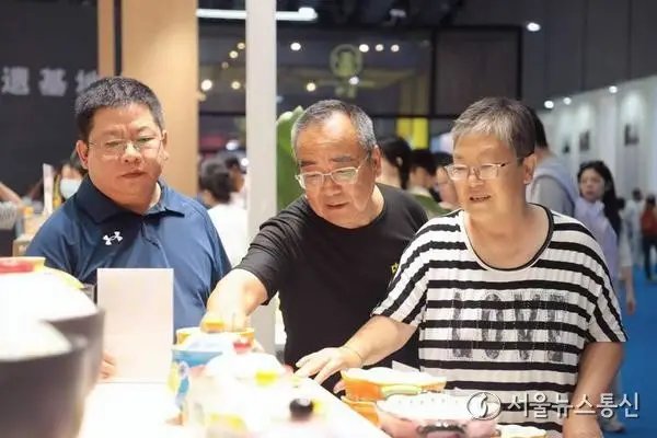 [경제] '2026 中 징더전 국제 도자기 박람회' 개막…세계 19개국·지역 유명 브랜드 참가