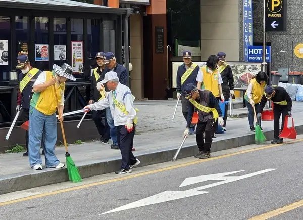월남전참전자회와 거리 정화 나선 신천지자원봉사단 강서지부, 1km구간 36명참여 50ℓ 쓰레기수거
