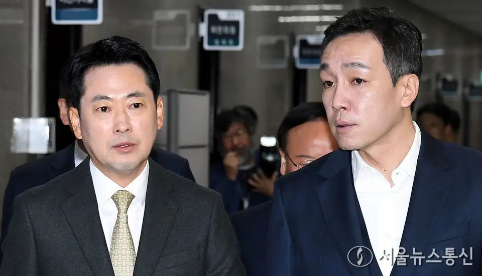 대화 나누는 장동혁 대표-김민수 최고위원