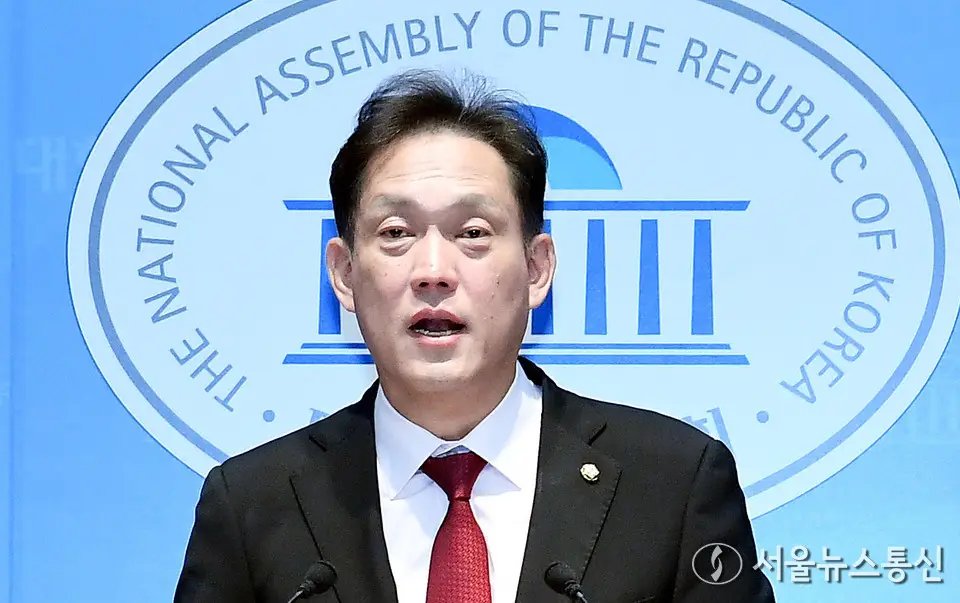 기자회견하는 김태규 국민의힘 의원