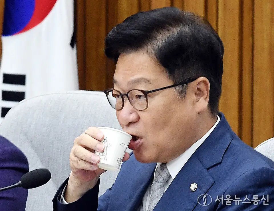 물 마시는 정점식 원내대표