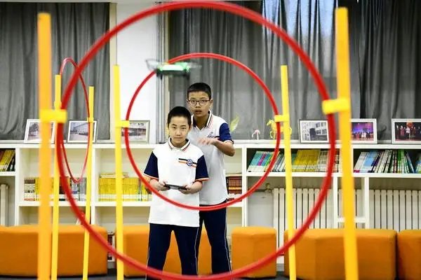 [사진] 초집중! 드론 조종하는 중학생