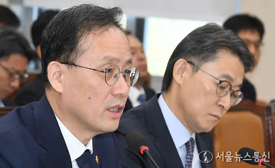 이형일 부총리 "취약차주 추가 대책 마련"…11월 국고채 발행 물량 신중 검토